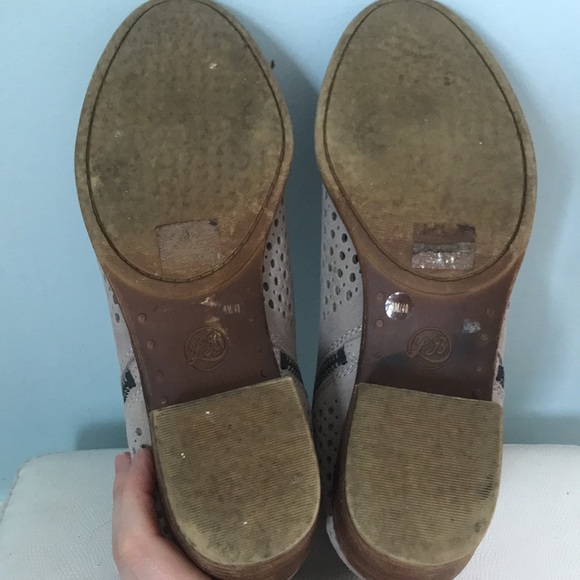 Lucky Brand tan eyelet cutout booties, size 9 - Picture 7 of 9